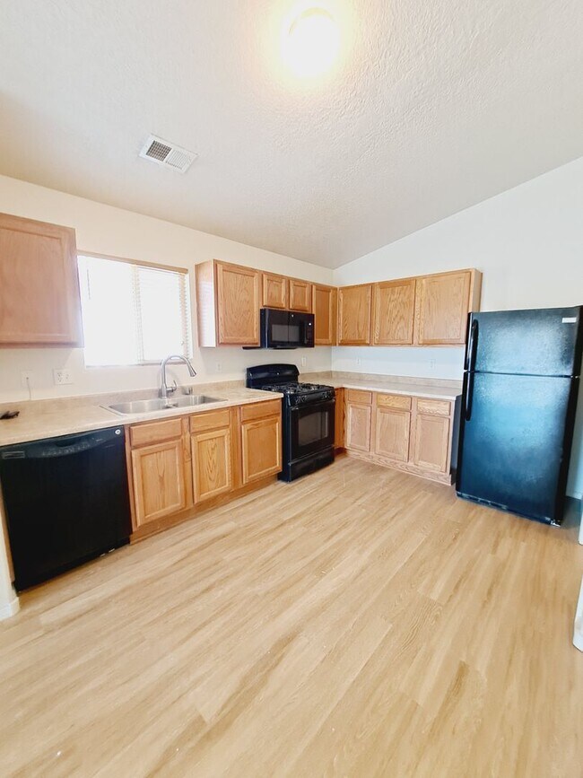 Building Photo - Cute 3 bed 2 bath home