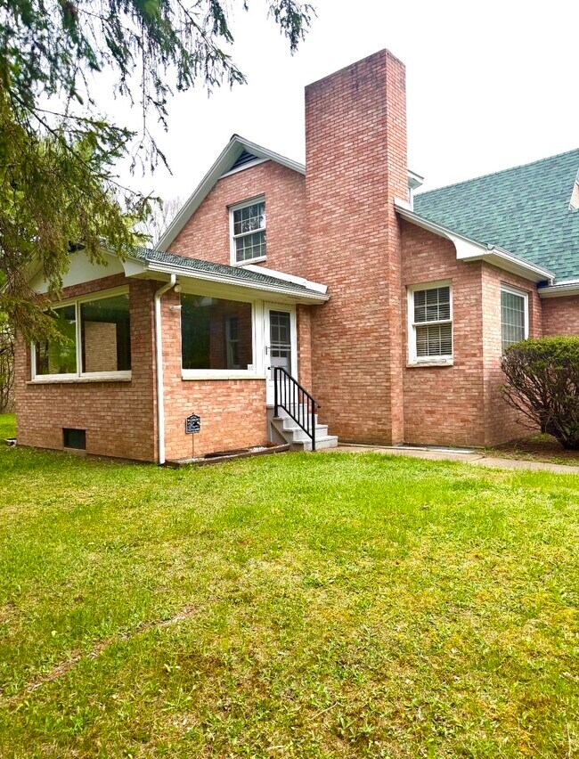 Building Photo - 99 Castle Creek Rd