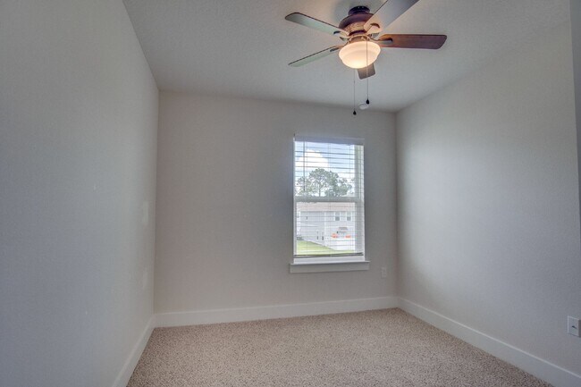 Building Photo - Spacious North Pensacola Townhome Featuring Modern Finishes, Granite Kitchen, Private Garage, Com...