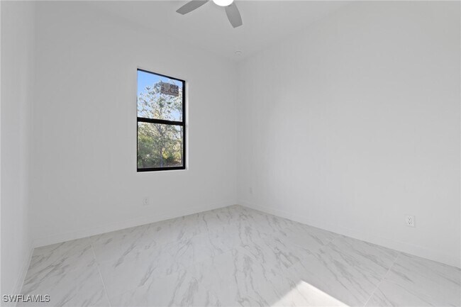 Building Photo - 567 Flamingo Ave S