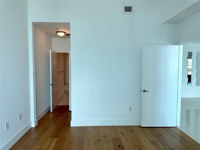 Building Photo - 950 Brickell Bay Dr