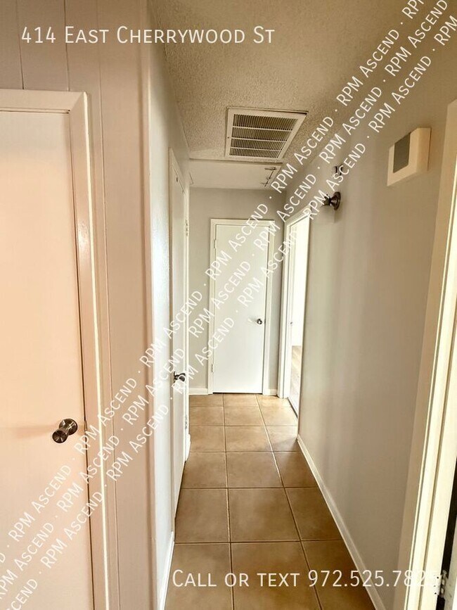 Building Photo - 414 E Cherry Wood Ln