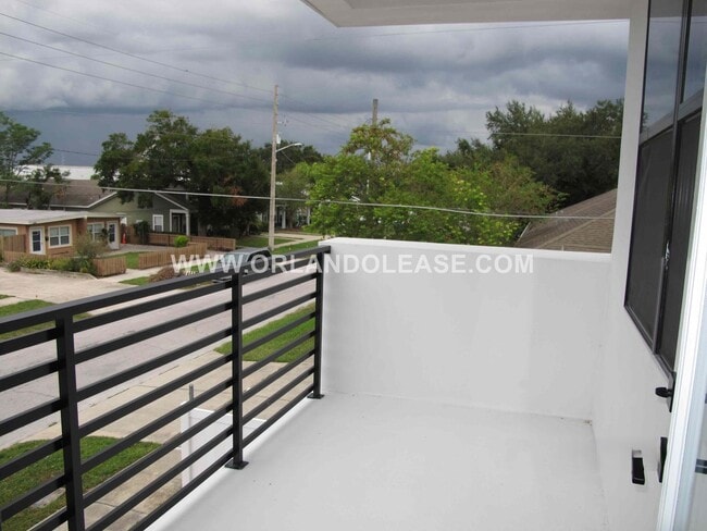 Building Photo - Beautiful 3/3.5 Townhome in the SODO area of Orlando