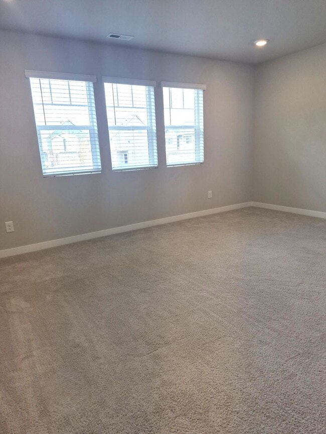 Building Photo - Beautiful 5BD/3BA home located in Rainer Ridge