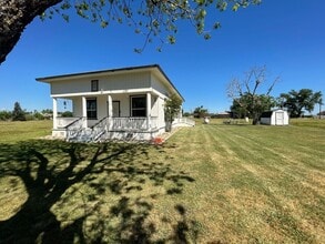 Building Photo - Spacious 3-Bed Home with Large Front & Backyard – Quiet Madera Living