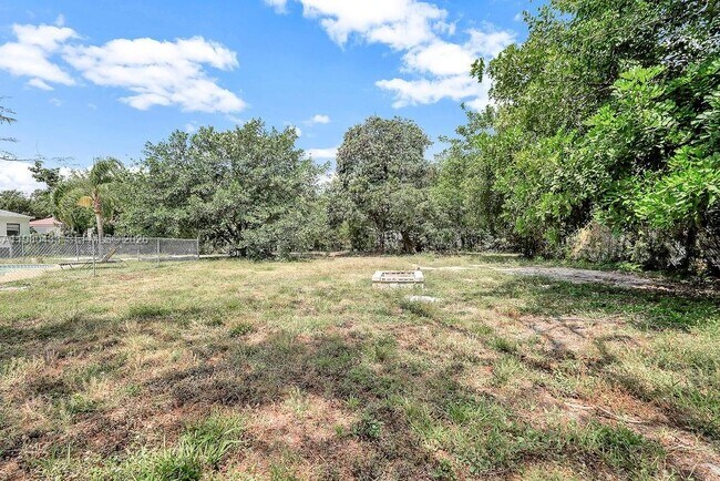 Building Photo - 2415 Pierce St