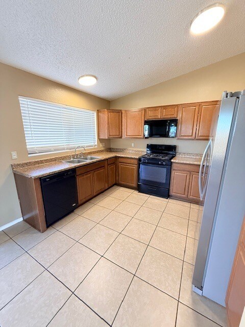 Building Photo - HOUSE FOR RENT