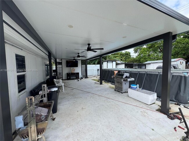 Building Photo - 879 E 28th St