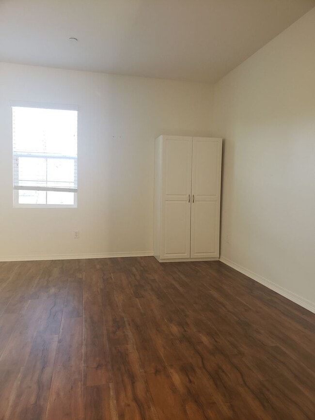 Building Photo - 2nd Floor Studio Apt. in Riverpark at the ...
