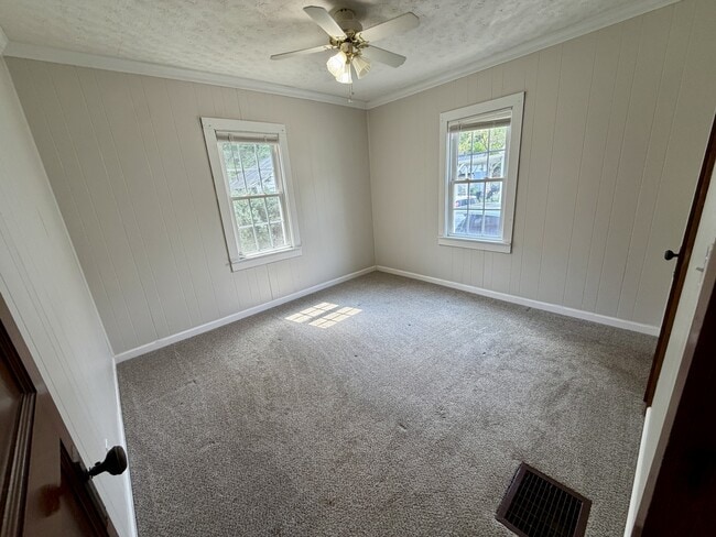 Building Photo - 219 Bourne Ave