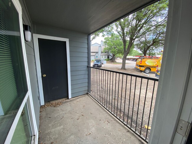 Building Photo - Charming Unit with Vaulted Ceilings & Fire...