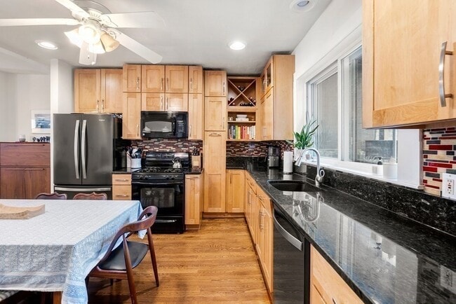 Building Photo - 256 E St