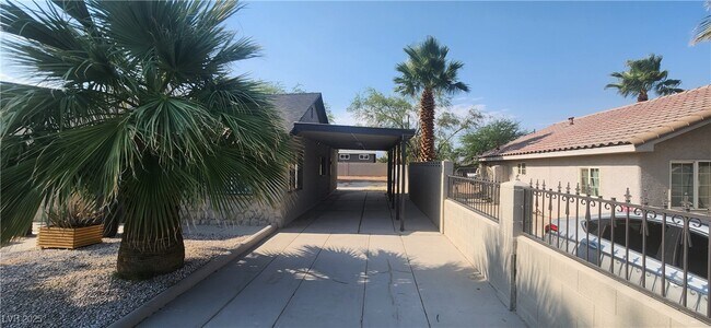 Building Photo - 1608 E McDonald Ave