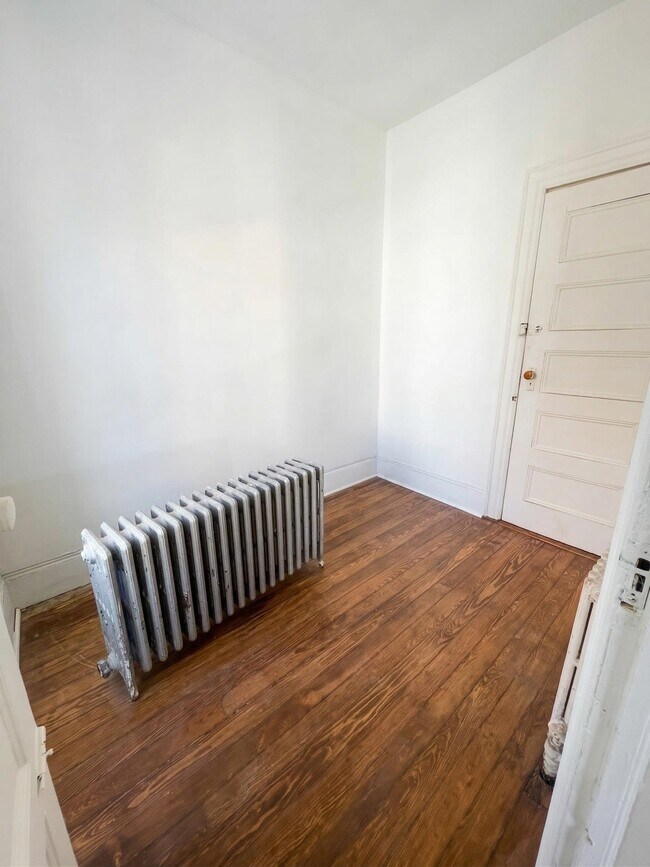 Building Photo - 27 48th St