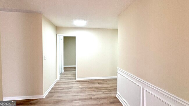 Building Photo - 2336 Pettit Dr