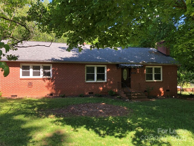 Primary Photo - 2043 Dale Ave