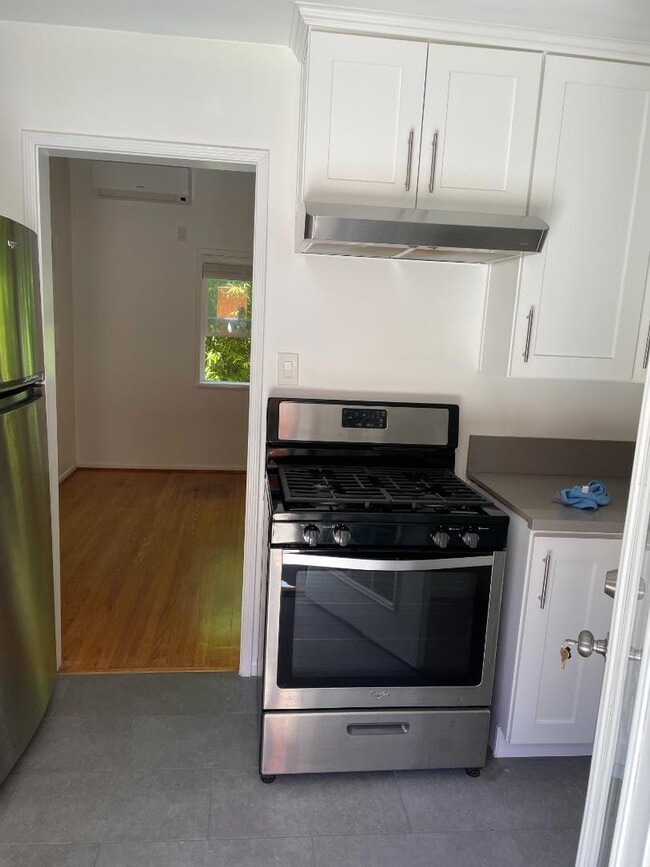 Building Photo - 955 Hyperion Ave