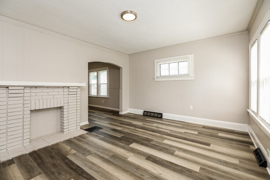 Building Photo - 1734 Brussels St