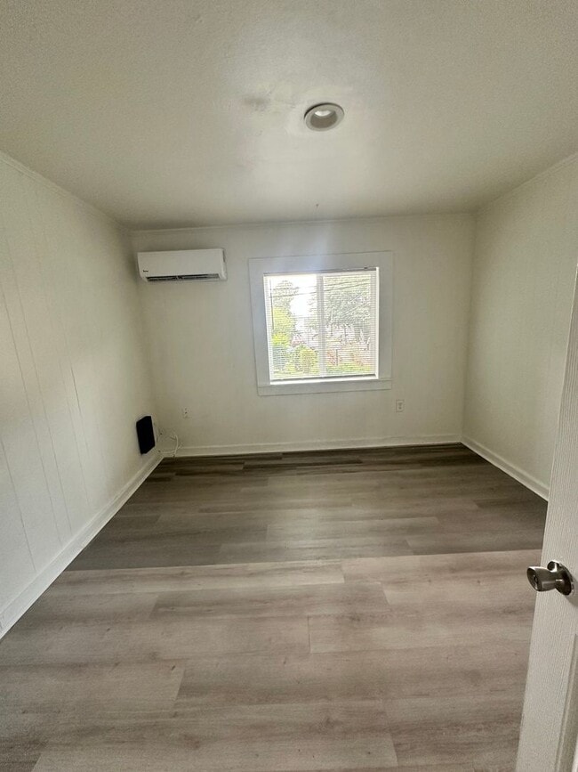 Building Photo - Cozy Beach Bungalow
