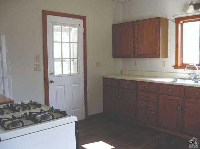 Building Photo - 17 Elm St