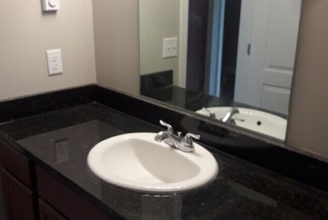 Building Photo - 7 Bedroom Available for Prelease in York Neighborhood!