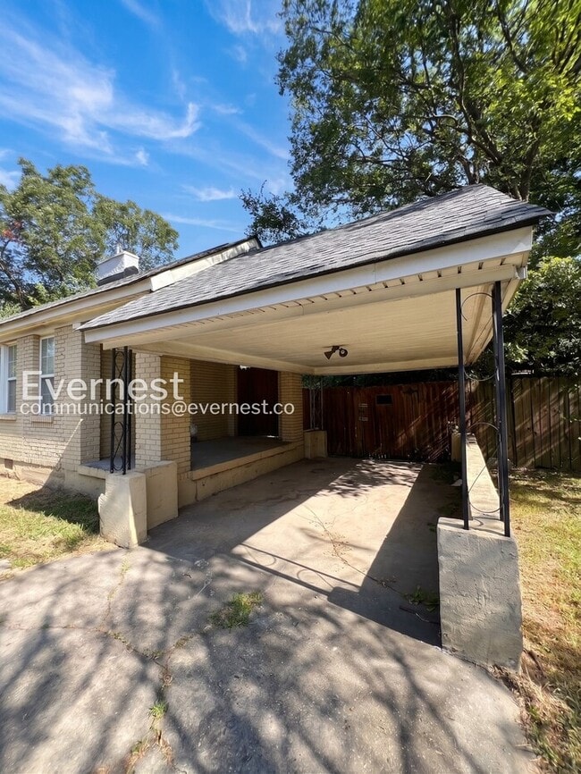 Building Photo - 5 Bed/4 Bath Home with Fenced Yard / Available Now!