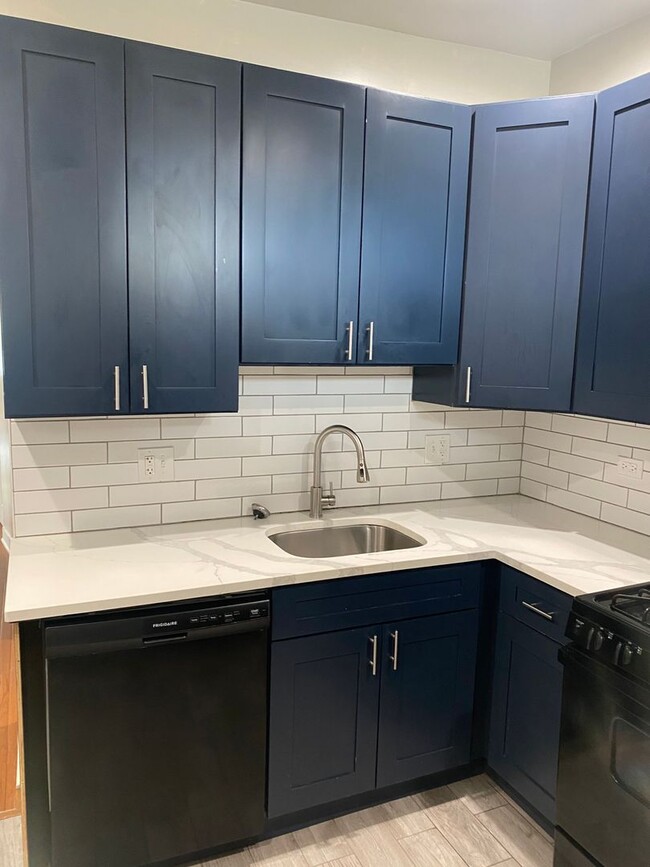 Building Photo - Spacious south side 5 bedroom beauty