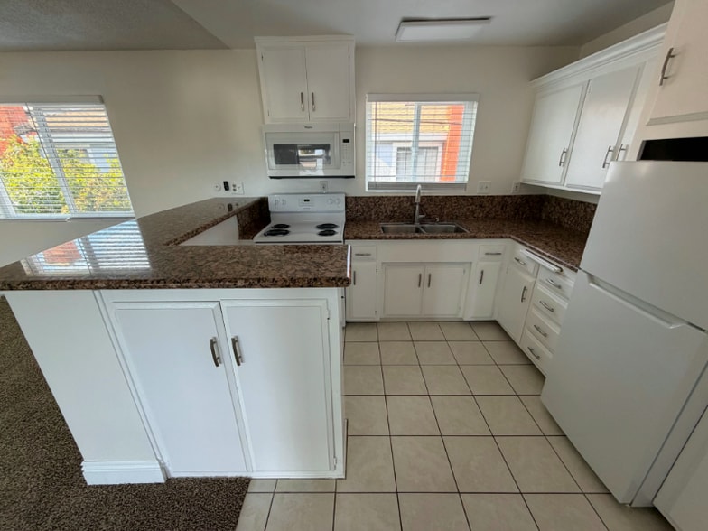 Building Photo - 931 W 19th St