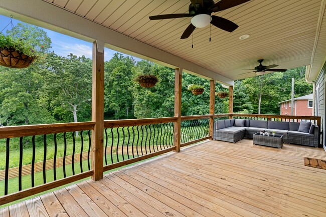 Building Photo - Spacious and Inviting - Beautifully-Mainta...