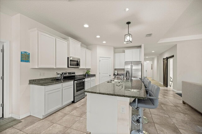 Building Photo - **Spacious 4-Bedroom, 3.5-Bath Home with Private Guest Suite and 3-Car Garage**