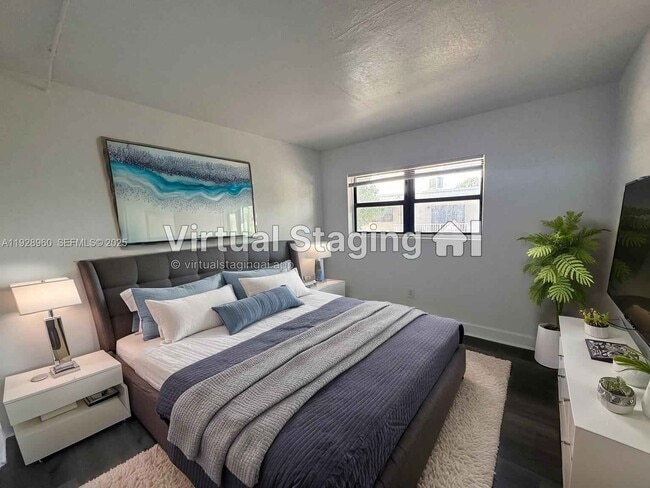 Building Photo - 1525 NE 135th St