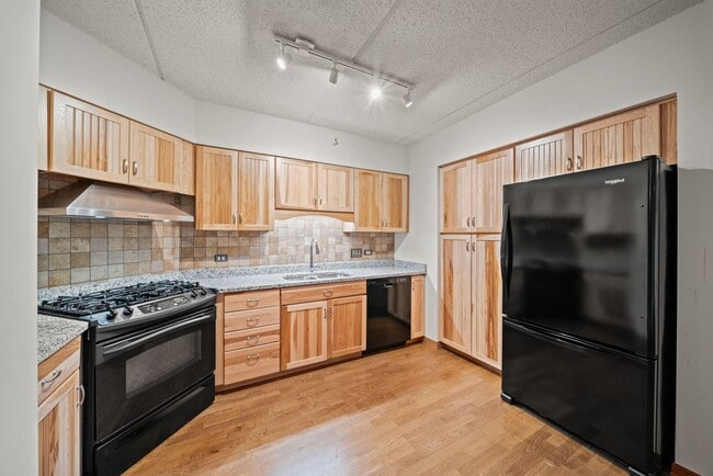 Building Photo - 601 W Rand Rd