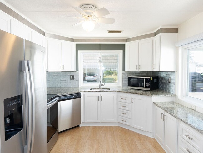 Building Photo - 529 Cervina Dr S
