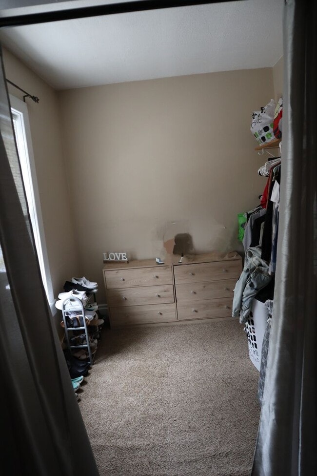 Building Photo - 2-3 bedroom house with 1 car garage in Ind...