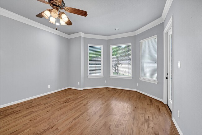 Building Photo - 5738 Ariel St