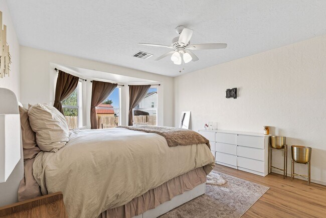 Building Photo - Conveniently located 3 Bedroom with 2 Car Garage