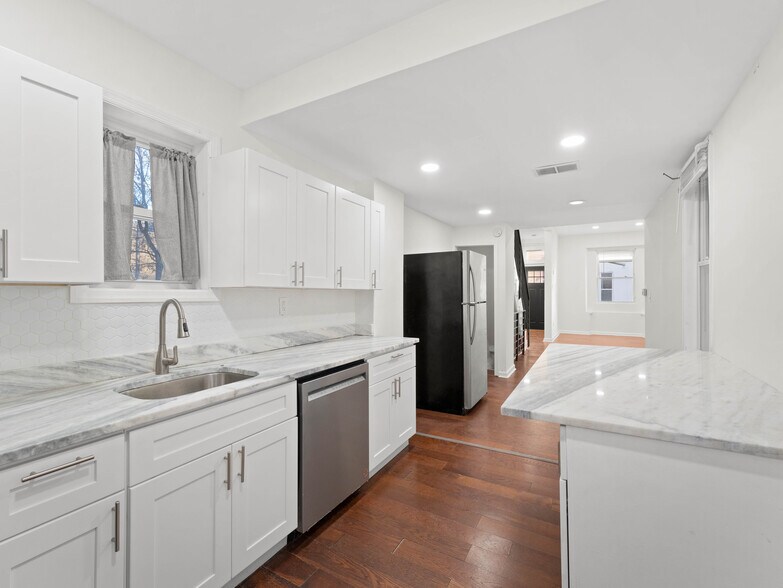 Building Photo - 2443 Nicholas St