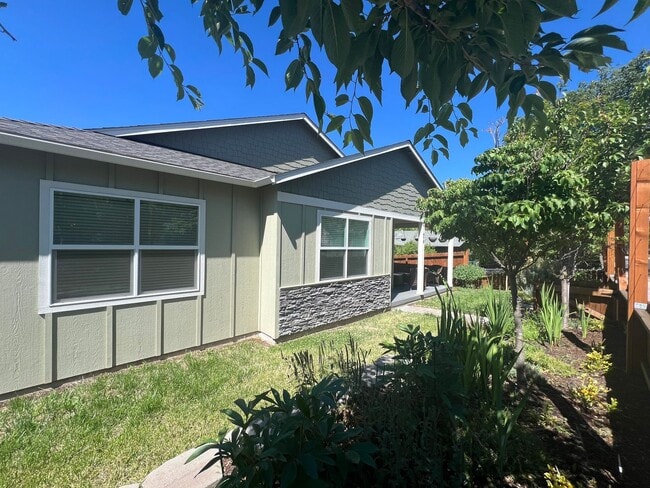 Building Photo - Newer Three bed, 2.5 bath Ashland Home | Available February!