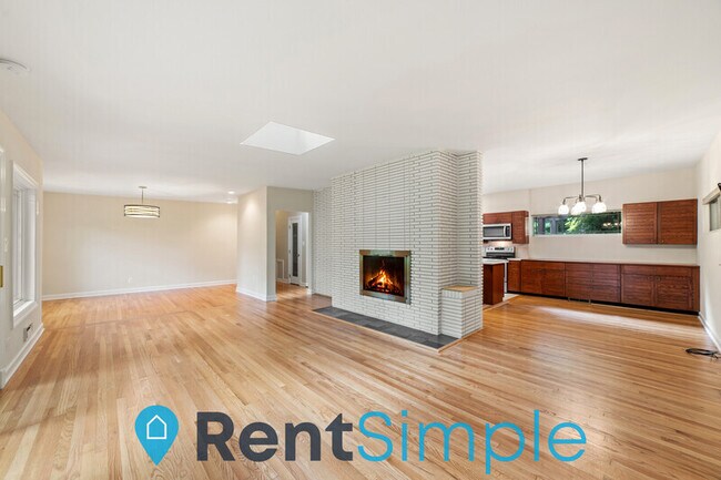 Building Photo - 6502 Lakeview Dr