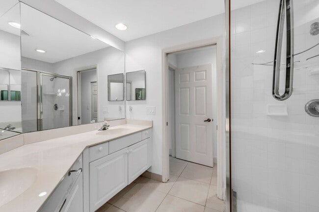 Building Photo - Fully Furnished Condo Rental in Desirable Imperial Golf Estates