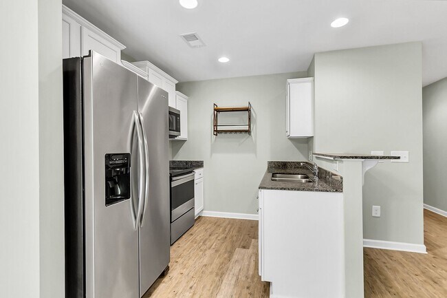 Building Photo - Beautiful Goose Creek Townhome!