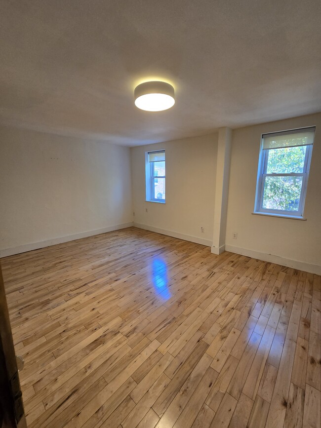 2nd floor front bedroom. - 862 N Lawrence St