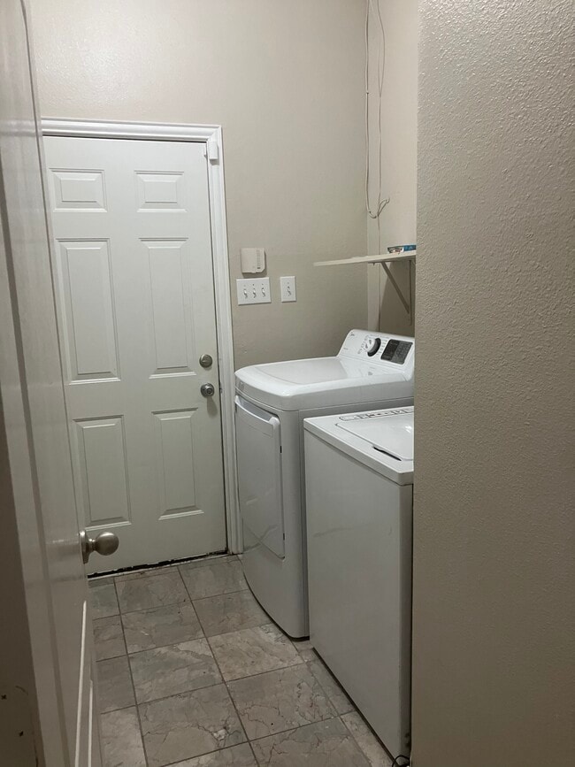 Building Photo - 3011 Bayside Dr