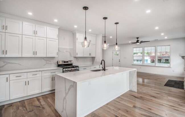 Building Photo - Elegant Midtown Memphis Single-Family Home for Lease