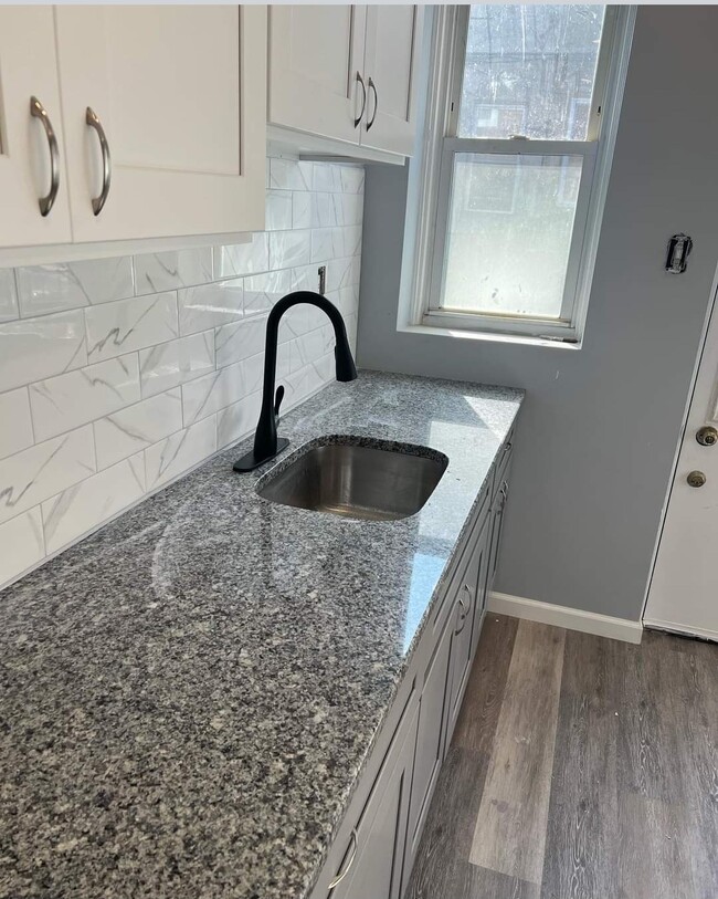 Granite countertops - 324 N Robinson St