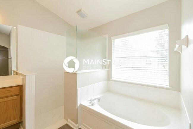 Building Photo - 3 Bedroom Pet-Friendly Home in Jacksonville, FL with Main Street Renewal
