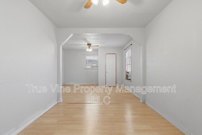 Building Photo - 3827 Devon Ave