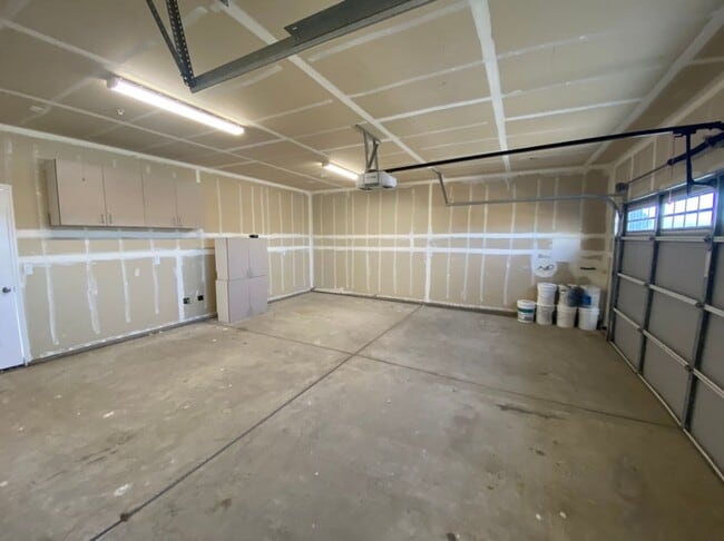 Building Photo - Country property located in Hilmar!