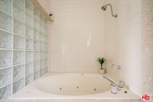 Building Photo - 728 Montecito Dr