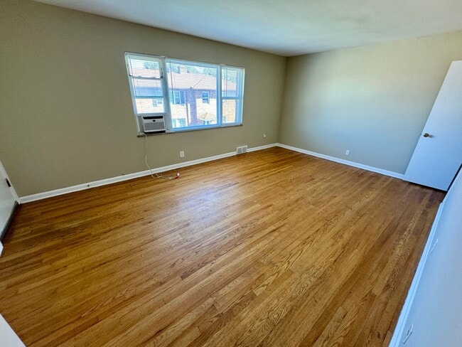 Building Photo - 1 Bedroom - Grandview Area